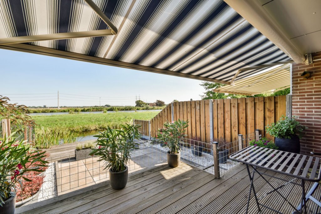 Smart Canvas - Fixed Awnings vs. Retractable Awnings Which is Best for Coastal Homes